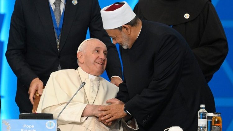Il Papa saluta il grande imam di Al-Azhar, Ahmad Muhammad Almad al-Tayyeb