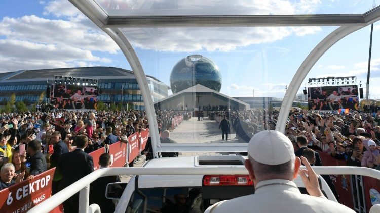 Franziskus im Papamobil bei der Messe in Kasachstan