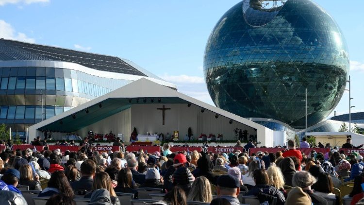 La messe célébrée par le Pape François lors de son voyage apostolique au Kazakhstan voisin, le 14 septembre 2022, à Nour-Soultan, la capitale. 