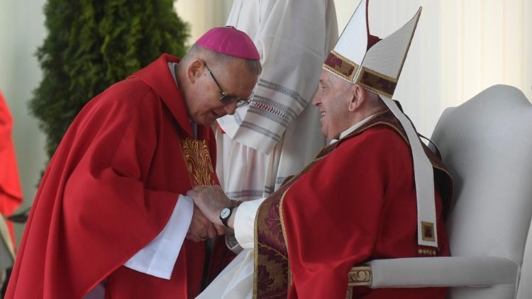 Ao final da missa, dom Peta saúda o Pontífice