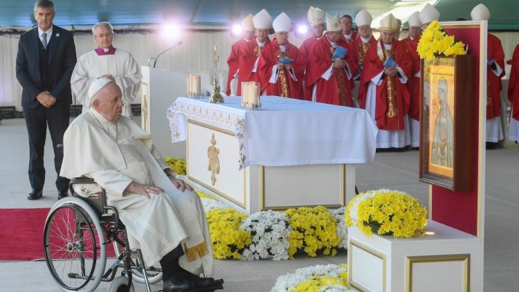 O Papa Francisco diante do ícone de Maria "Mãe da Grande Estepe" (Vatican Media)
