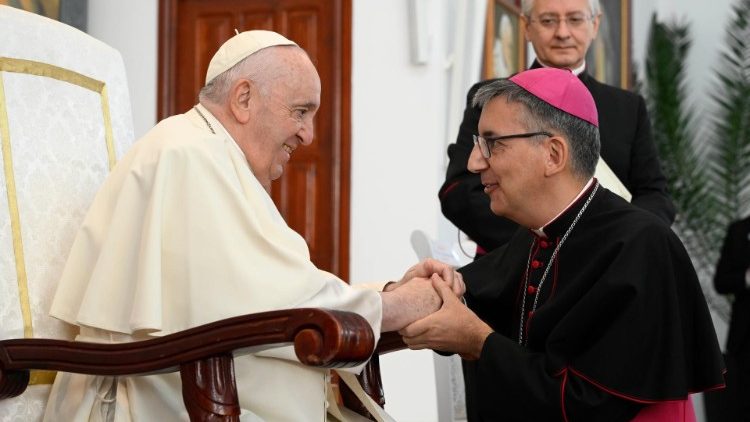 El Papa saluda a Monseñor Mumbiela Sierra.