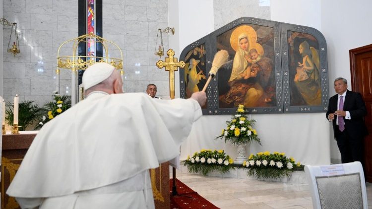 Papa Francesco benedice l'icona di Maria