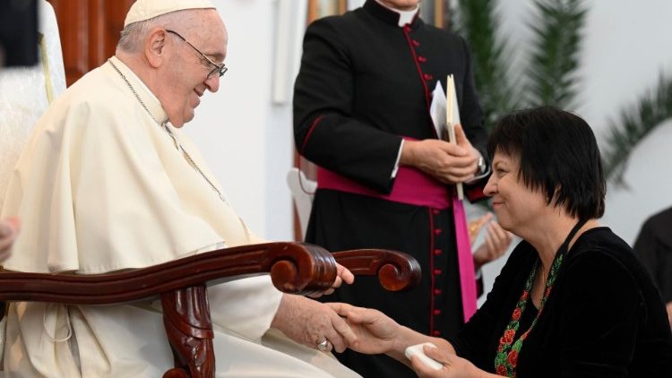 Il Papa saluta una donna che ha condiviso la sua testimonianza