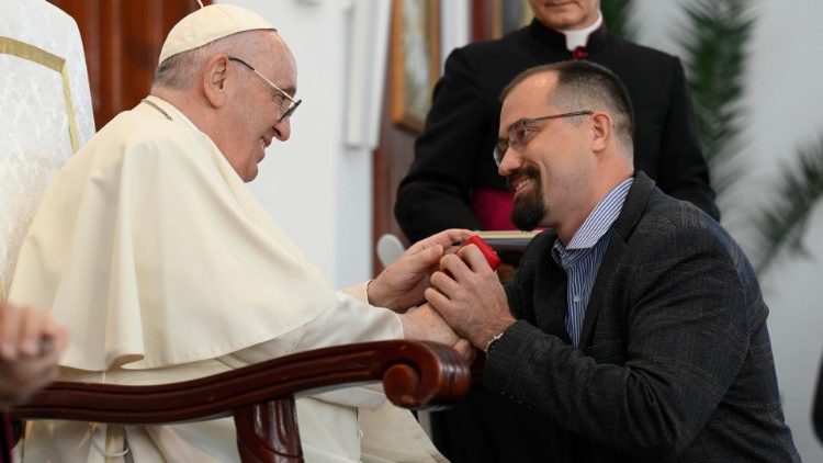Il sacerdote Ruslan Rakhimberlinov saluta Papa Francesco