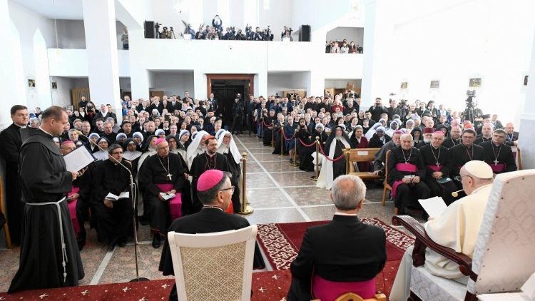 Ferenc pápa a nur-szultani székesegyházban találkozott a püspökökkel, papokkal, diakónusokkal, a megszentelt életűekkel, a szeminaristákkal és hitoktatókkal