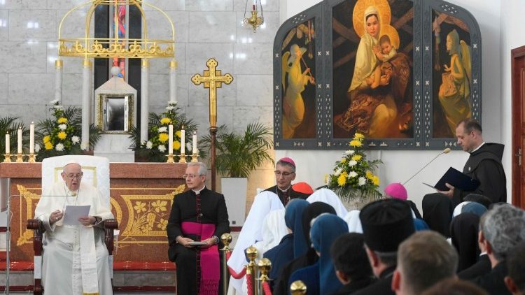 Ferenc pápa a nur-szultani Mindig segítő Szűz Mária katolikus székesegyházban
