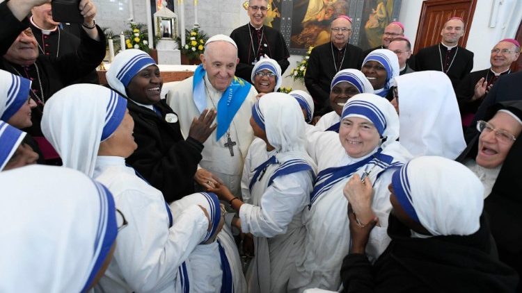 Papa com as Irmãs da Caridade no encontro na Catedral de Nur-Sultan