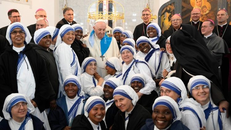 Ferenc pápa szerzetesnők körében a nur-szultani székesegyházban