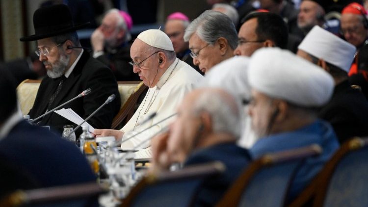 Papa Françesku gjatë leximit të Deklaratës përfundimtare në Kazakistan