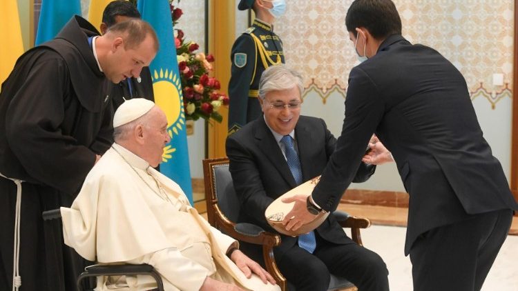 Papež dostává darem kazašský národní nástroj: strunnou dombru