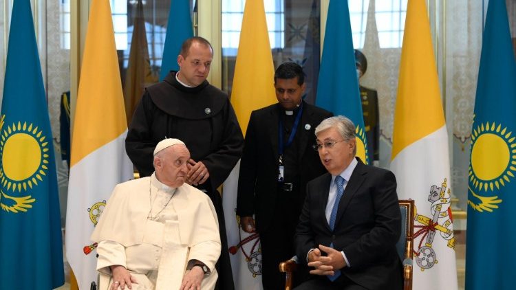 Papa Francisco com o presidente Tokayev