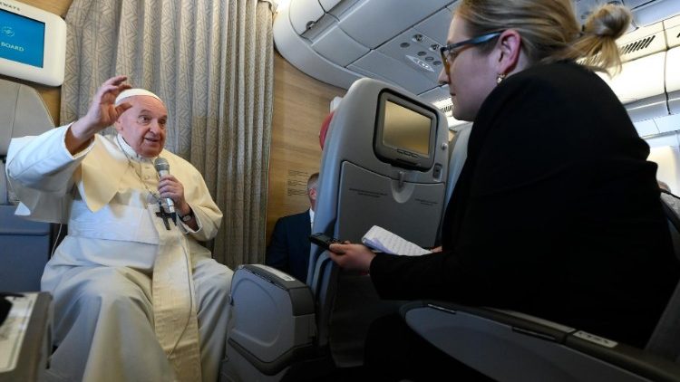 Papež odgovarja na vprašanja novinarjev