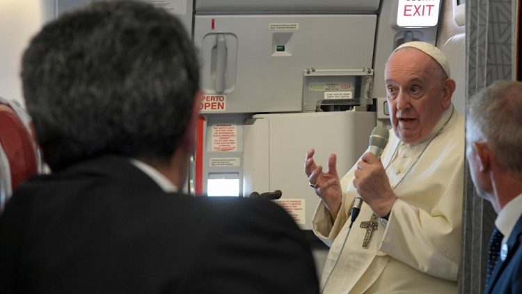 På hemresan från Kazakstan den 15 september talar påven Franciskus med journalisterna 