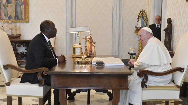 Папа Римский на встрече с президентом Республики Кот-д’Ивуар (17 сентября 2022 г.)