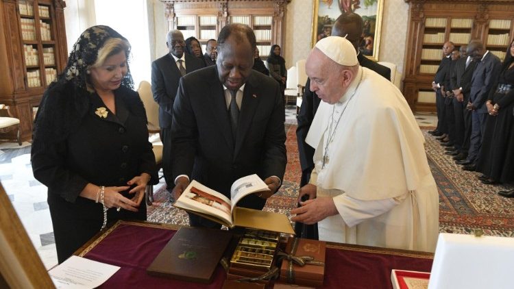 Le couple présidentiel ivoirien, Alassane et Dominique Ouattara, reçus par le Pape François dans la Bibliothèque du Palais apostolique, le 17 septembre 2022. 