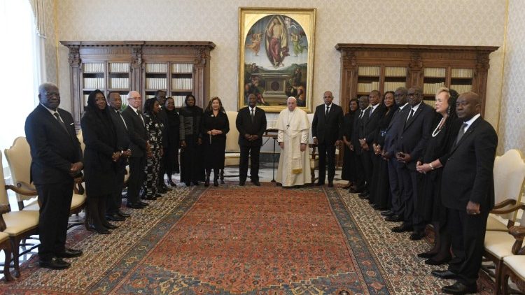 Papa Francesco, il presidente e la delegazione col seguito 