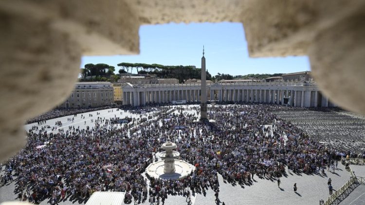 Piazza San Pietro con i fedeli all'Angelus
