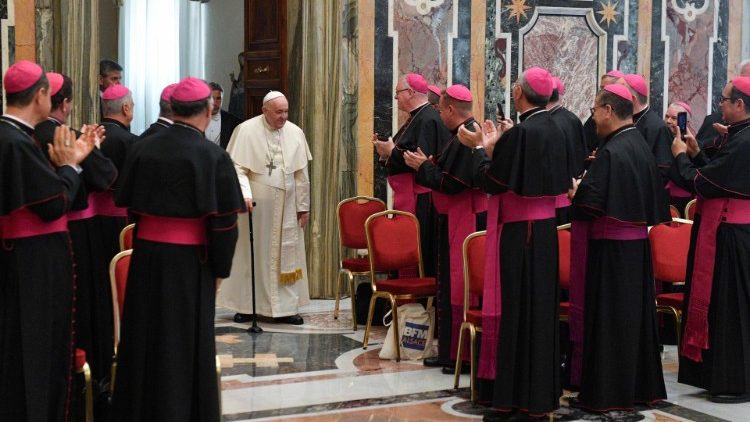 El segundo grupo de nuevos obispos reciben con un aplauso al Papa Francisco a su entrada en la Sala Clementina del Vaticano.