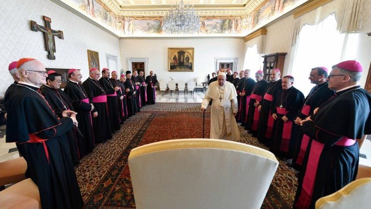Papa Francesco nell'incontro coi vescovi brasiliani