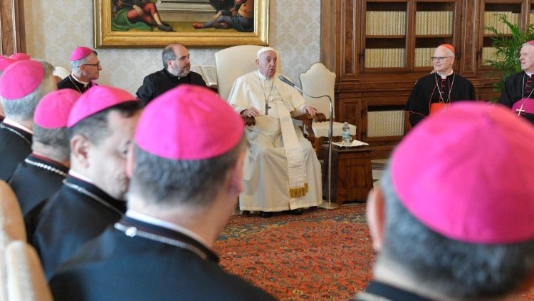 O Papa Francisco com alguns bispos brasileiros em visita ad Limina