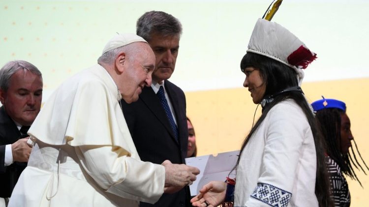 El saludo del Papa a una joven participante en la Economía de Francisco