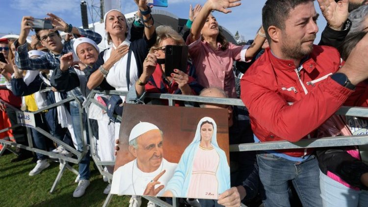 L'entusiasmo dei fedeli all'arrivo del Papa