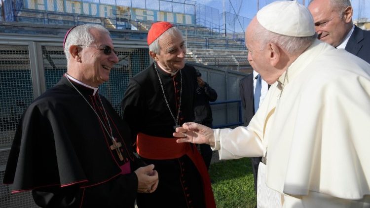 L'arrivo di Papa Francesco allo stadio, accolto dal cardinale Matteo Zuppi, presidente della Cei, e dall'arcivescovo Caiazzo