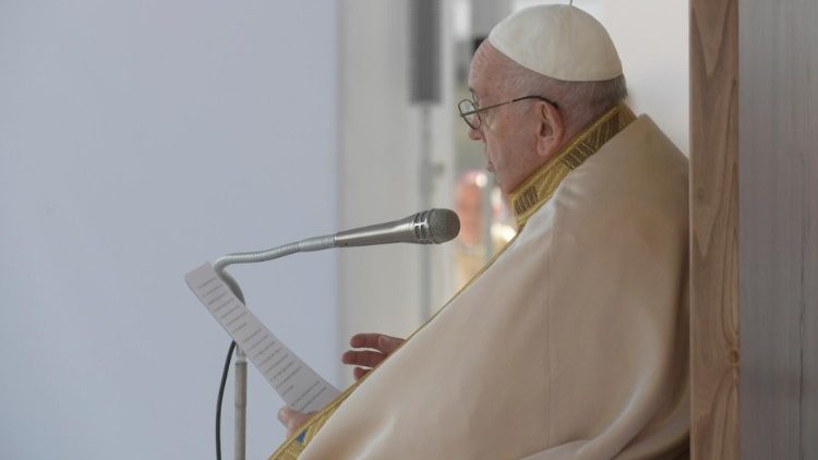Papst Franziskus bei der Messe in Matera