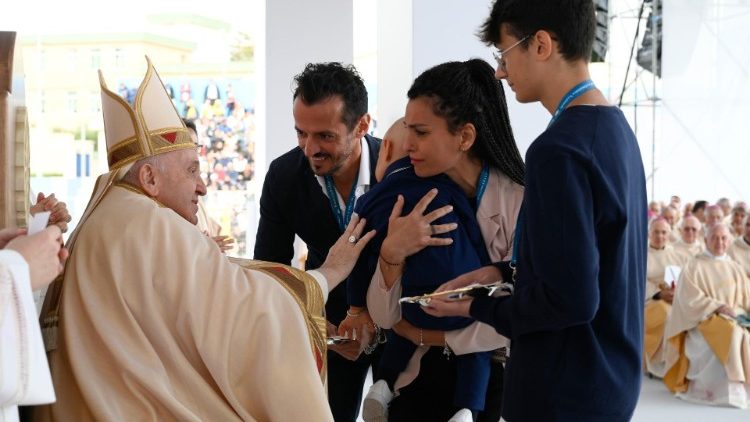 El Papa Francisco saluda a una familia durante la misa conclusiva del XXVII Congreso Eucarístico Nacional en Matera