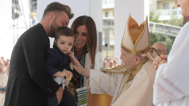 Una famiglia con il Papa all'offertorio