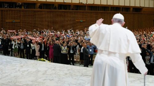 Papst: Kirche muss junge Menschen wirklich einbeziehen