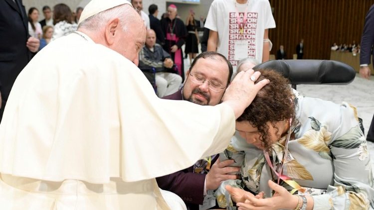 El Pontífice bendice a integrantes de la Familia Shalom. (Vatican Media)
