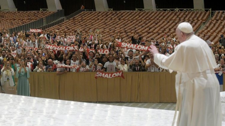 Il Papa saluta i membri di Shalom