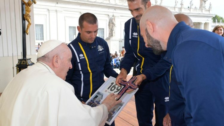 Il Papa con i ciclisti di Athletica Vaticana in Piazza San Pietro