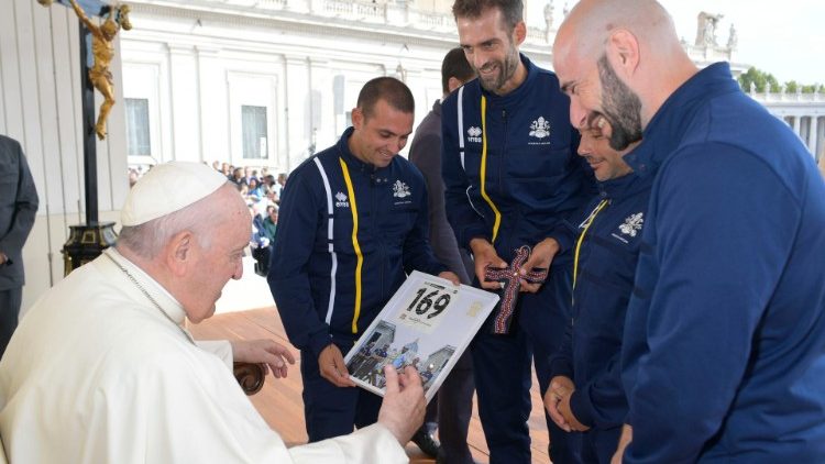 El Papa junto a los ciclistas de Athletica Vaticana tras la audiencia general en la Plaza de San Pedro