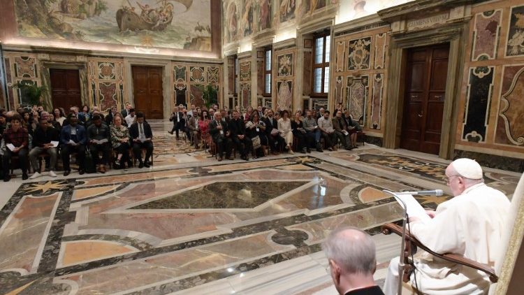 El Papa recibe a los participantes en el Congreso "Iniciativas en la educación de Refugiados y Migrantes"