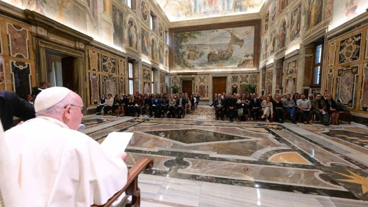 O Papa Francisco com os participantes do encontro sobre migrantes promovido pela Universidade Gregoriana