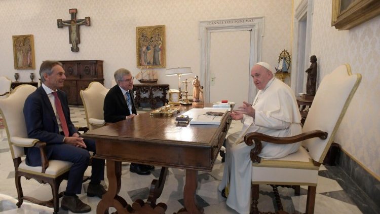 Papa com presidente e diretor geral do Comitê Olímpico Internacional, Bach e De Kepper