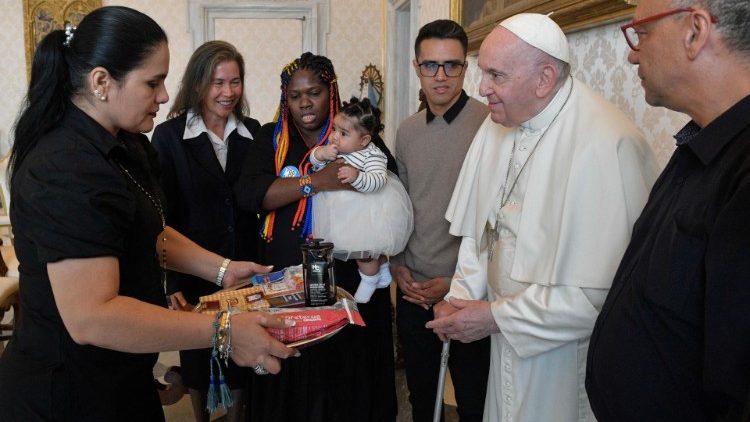 Los miembros de la Mesa Nacional de participación Efectiva de las Víctimas de Colombia obsequian regalos al Papa Francisco  