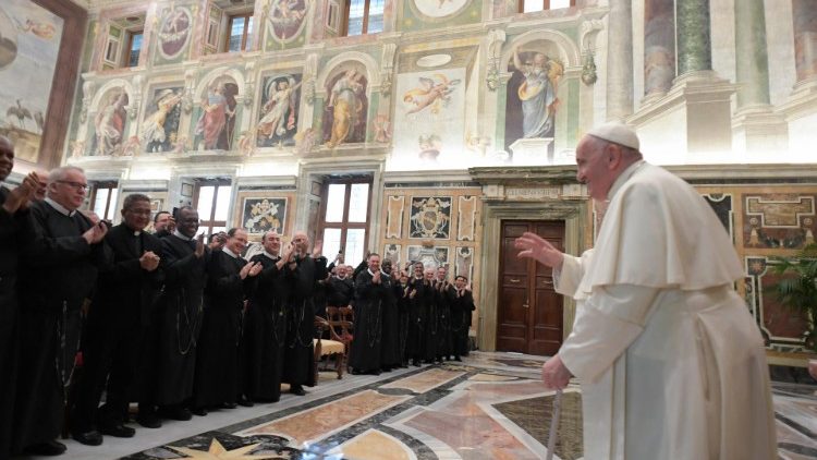 Con alegría, el Papa Francisco saluda a los redentoristas en el marco de su 26º Capítulo General. (Vatican Media)
