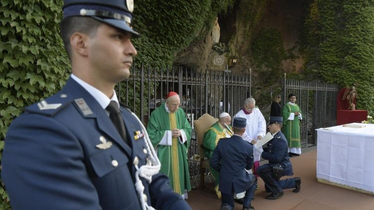Il Papa celebra la Messa per la Gendameria