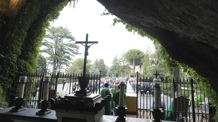 La Messa del Papa nella Grotta di Lourdes dei Giardini Vaticani