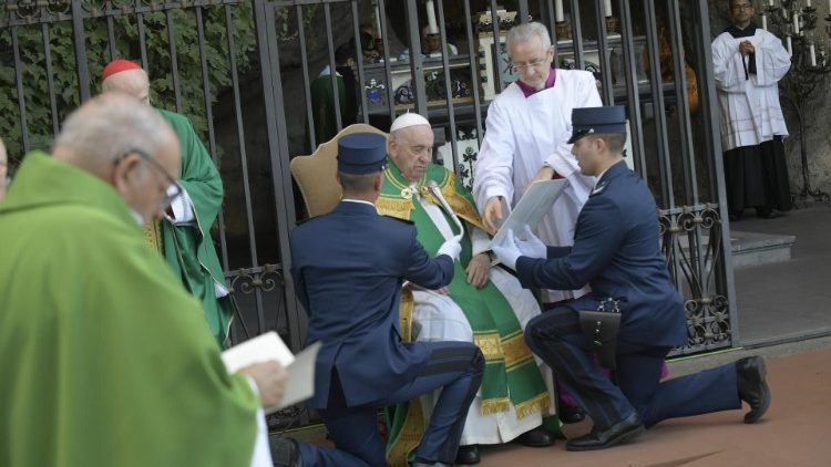 1. Oktober 2022: Messe mit Vatikan-Gendarmerie bei der Lourdes-Grotte in den Gärten