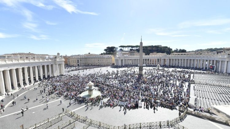 Praça São Pedro repleta de peregrinos para ouvir o apelo do Papa pelo fim da guerra na Ucrânia