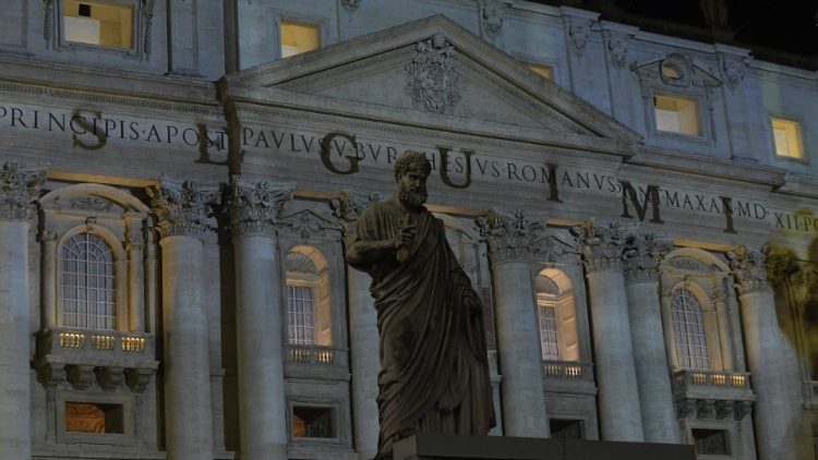 La proyección del videomapping en la fachada de la Basílica de San Pedro