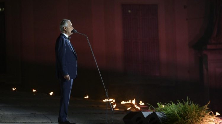 Andrea Bocelli canta alla serata evento in Piazza San Pietro