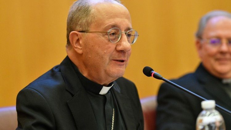 El arzobispo de Chieti-Vasto, Bruno Forte, pronunció las palabras introductorias.