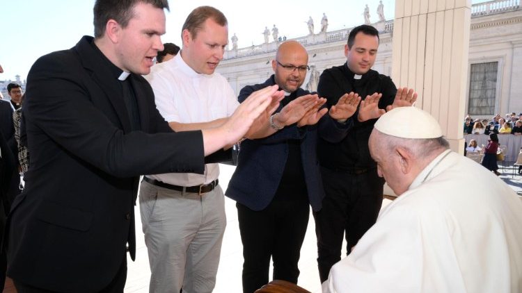 Novokněžské požehnání pro papeže od  (zleva doprava) Pavla Fialy, Josefa Biernáta, Františka Šaryho a Lukáše Gelnara
