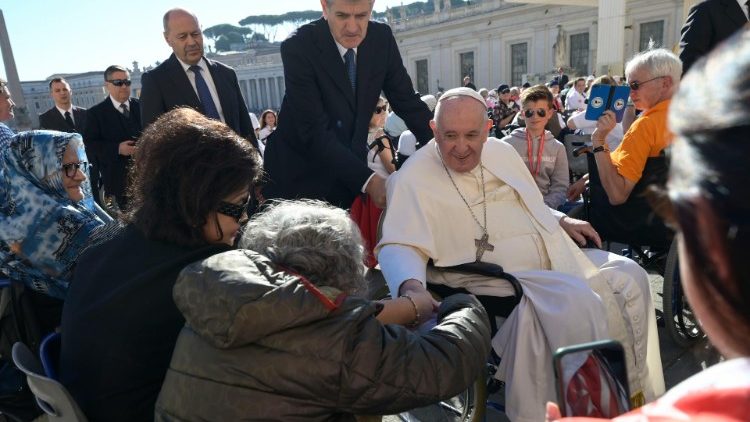 Il Papa saluta i fedeli disabili in piazza San Pietro